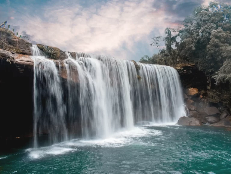 Cascata d'acqua alcalina ionizzata